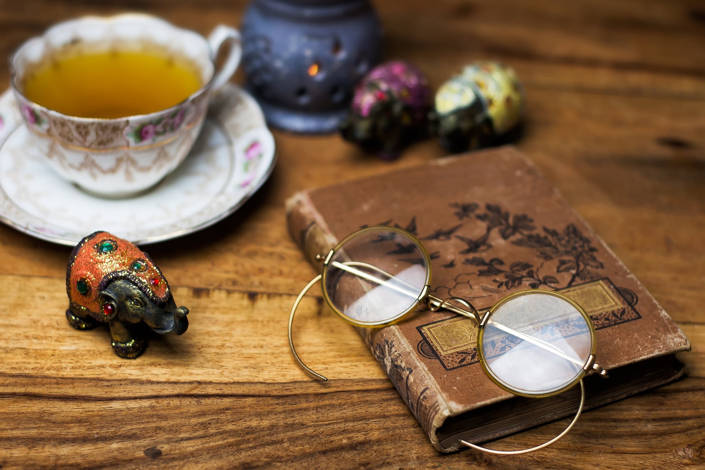 old-book-on-the-wooden-desk-vintage-eyeglasses-p-2021-08-29-02-28-54-utc-min-min